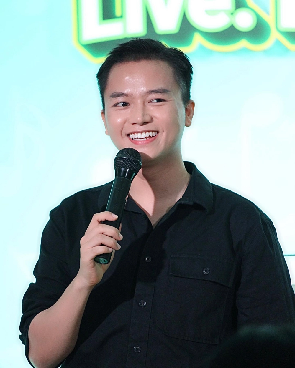Hãy thử hát Bùi Công Nam karaoke để cảm nhận âm nhạc của anh một cách sâu sắc