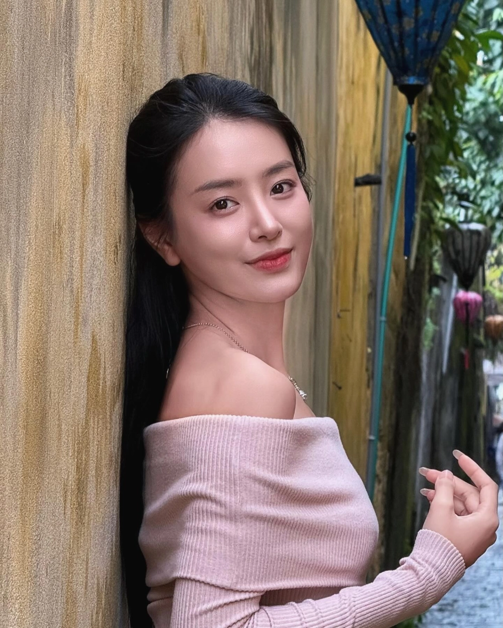 Bùi Khánh Linh Instagram khoe phong cách gợi cảm