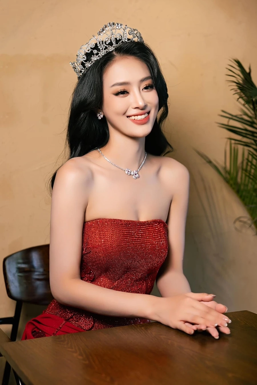 Bùi Khánh Linh cao mét mấy 1m77 thanh thoát