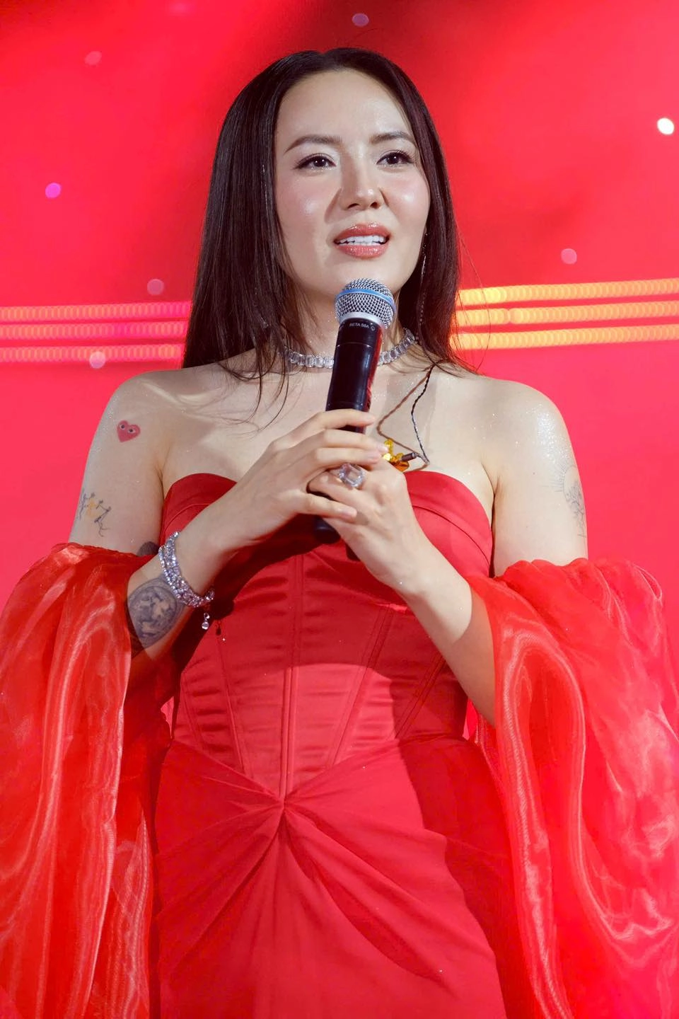 Ca sĩ Phương Linh bao tuổi 41 vẫn cuốn hút