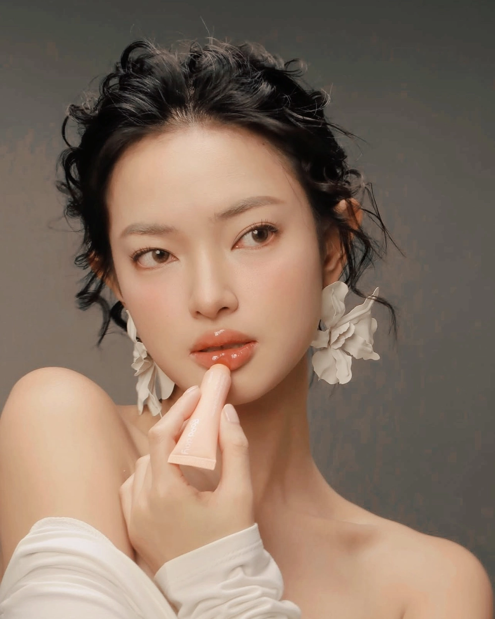 Châu Bùi cao 1m60, điều này không ngăn cản cô nổi bật trên sàn diễn và trong mắt người hâm mộ