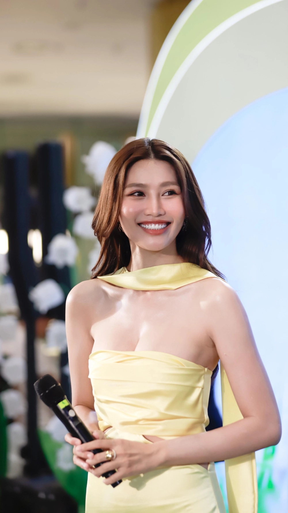Chế Nguyễn Quỳnh Châu và bạn trai là cặp đôi hot được nhiều người quan tâm