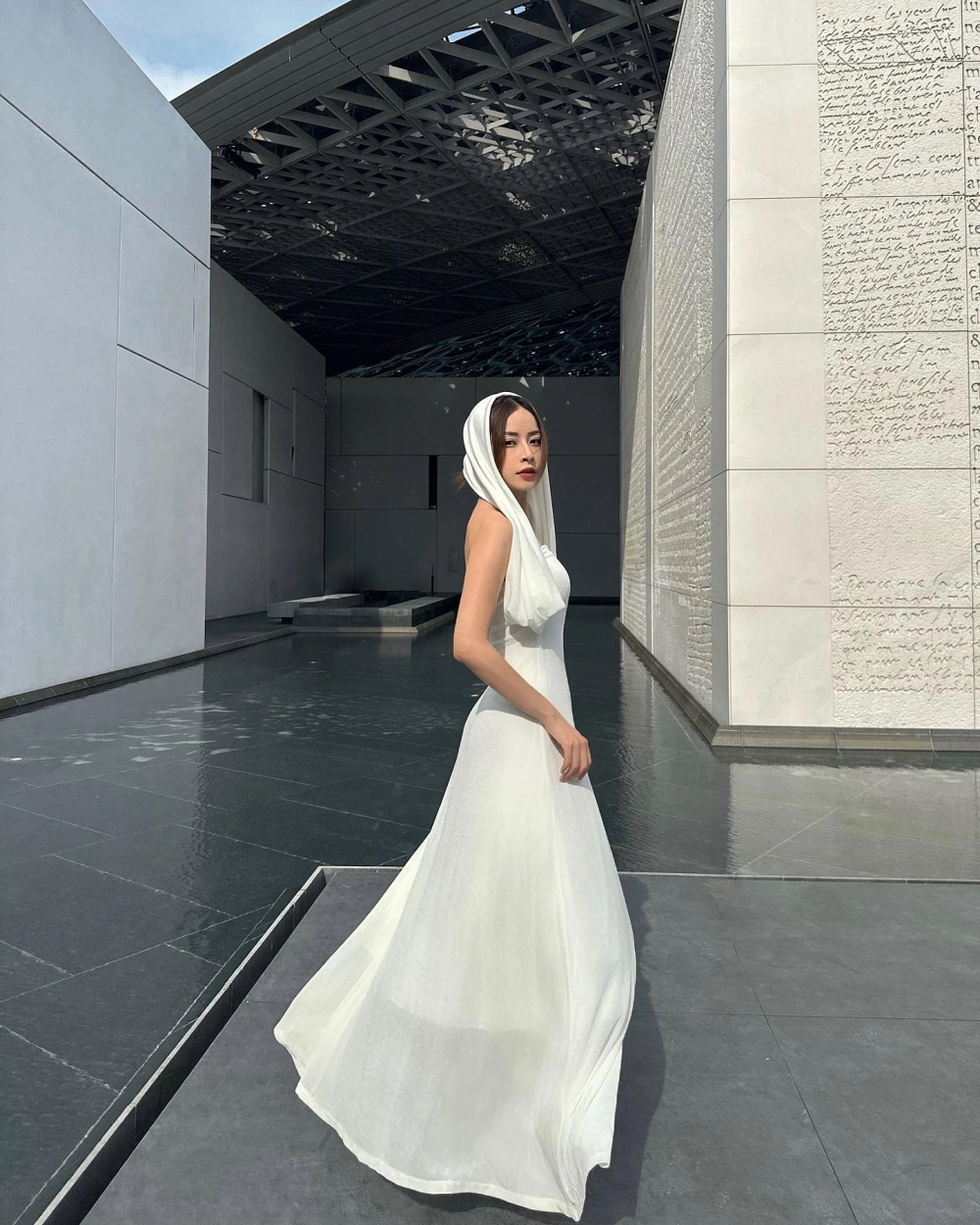 Chi Pu Anh ơi ở lại Lyrics khiến người nghe không thể rời mắt khỏi từng câu hát đầy sâu lắng