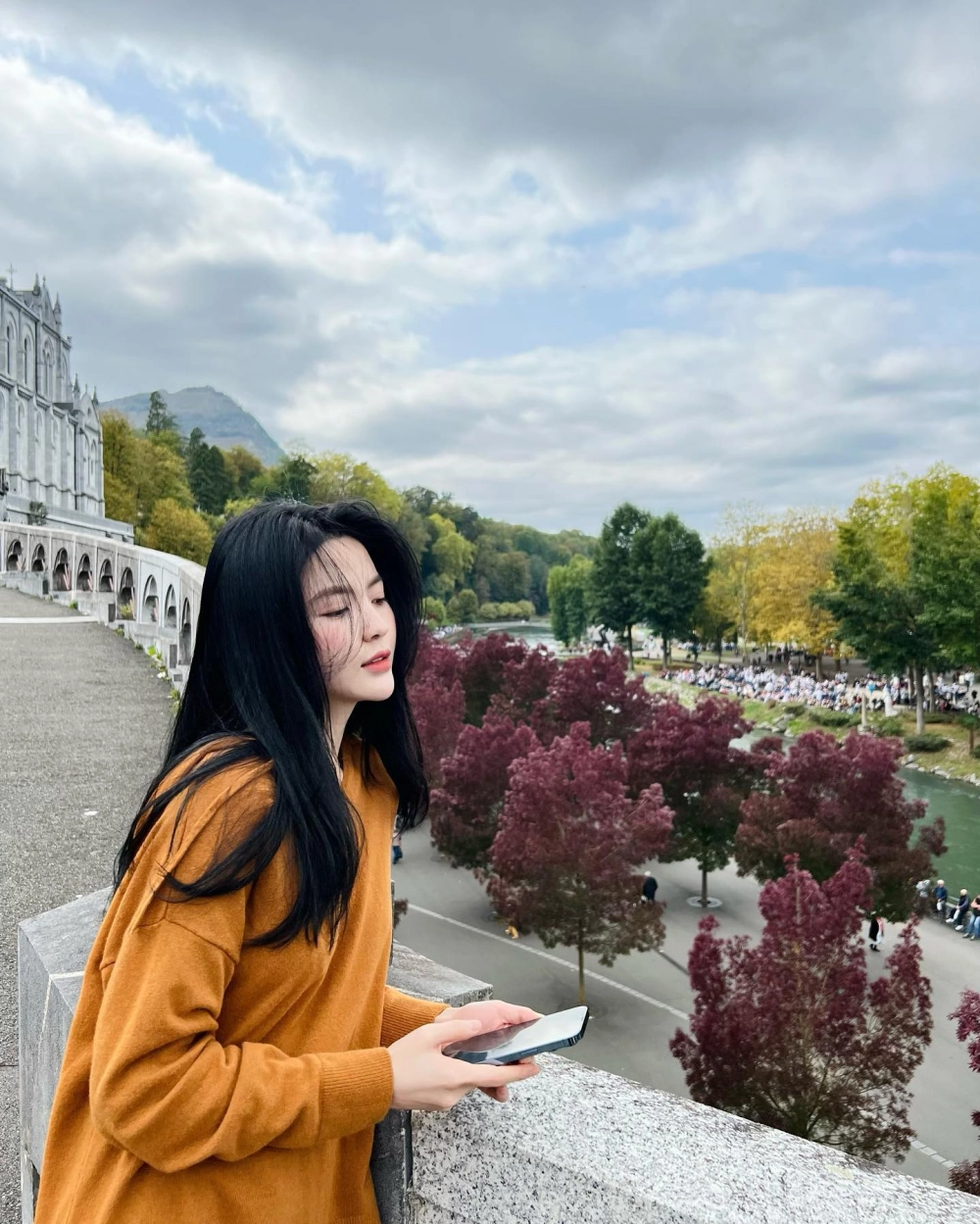 Chu Thanh Huyền nổi bật với nhan sắc và phong cách