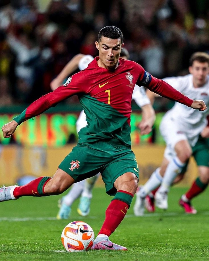 cr7 đá bóng bùng nổ cảm xúccr7 đá bóng bùng nổ cảm xúc