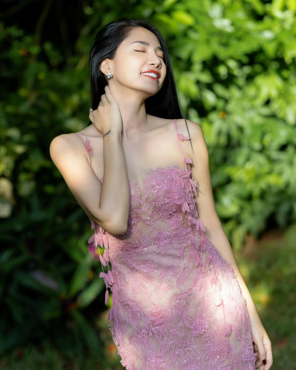 Sự quyến rũ bất ngờ của diễn viên Minh Khuê bikini trên bãi biển