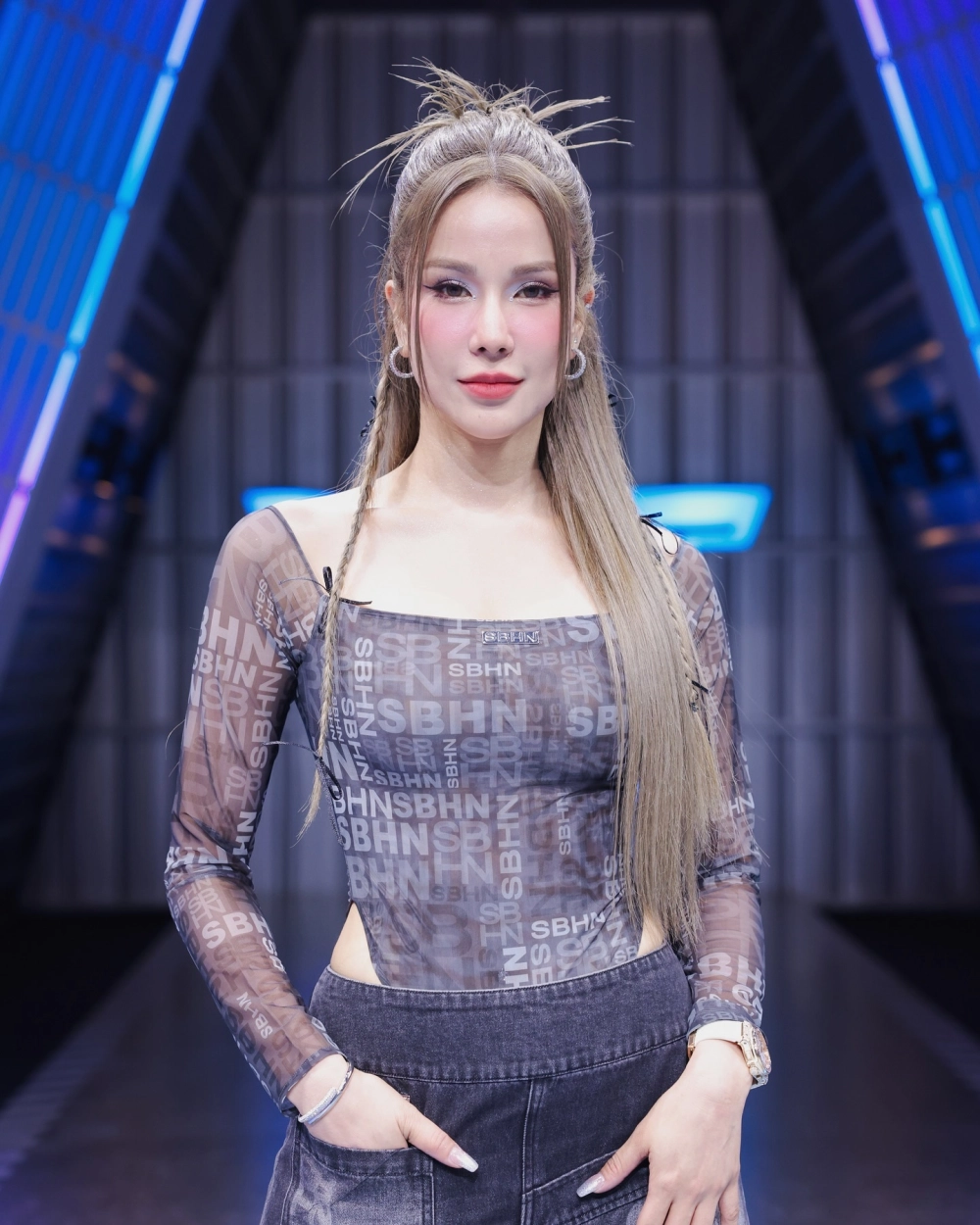 Diệp lâm anh đấu giá tranh là một trong những hoạt động thú vị mà cô tham gia.