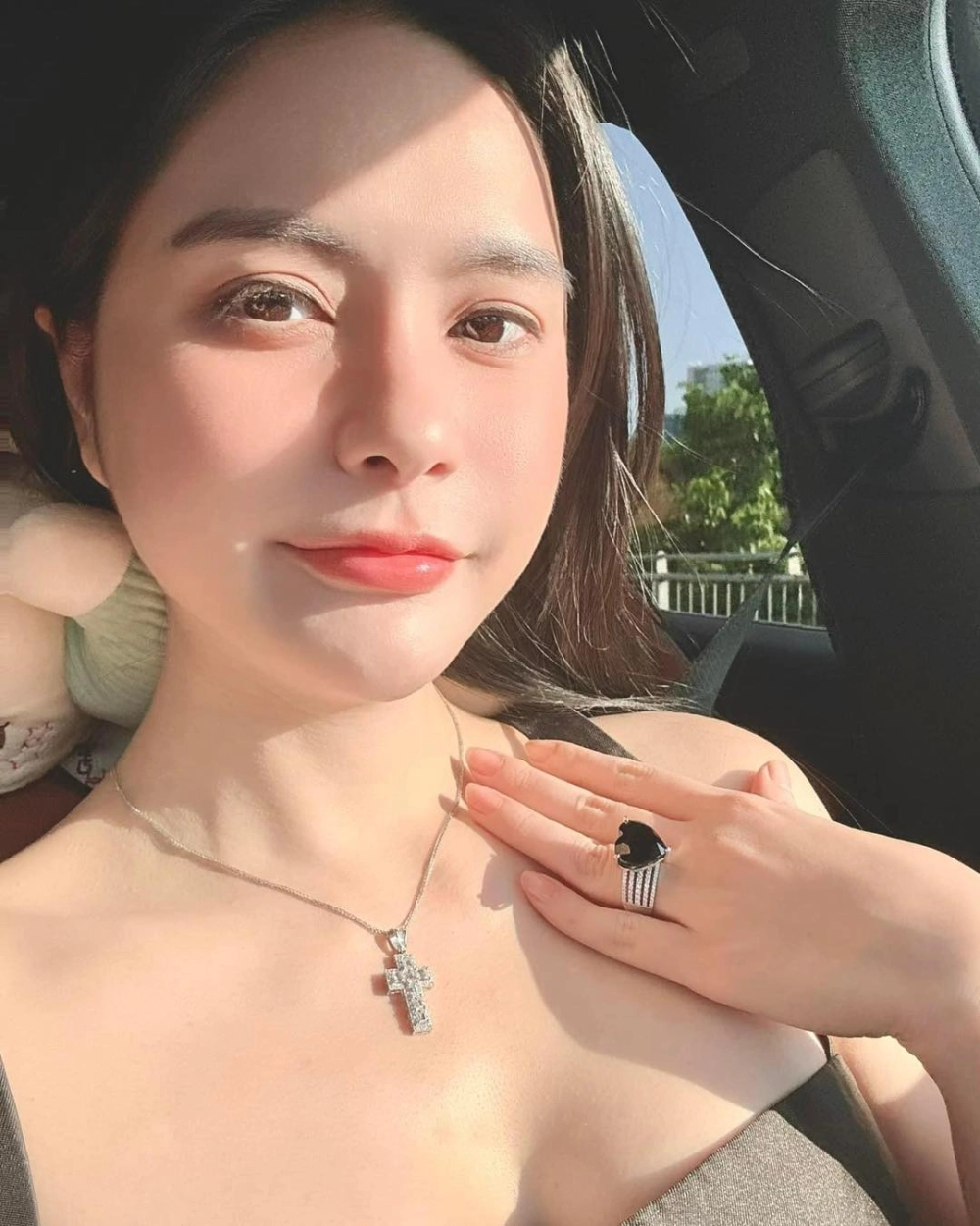 Đoàn Di Băng phông bạt bị tố làm từ thiện không minh bạch