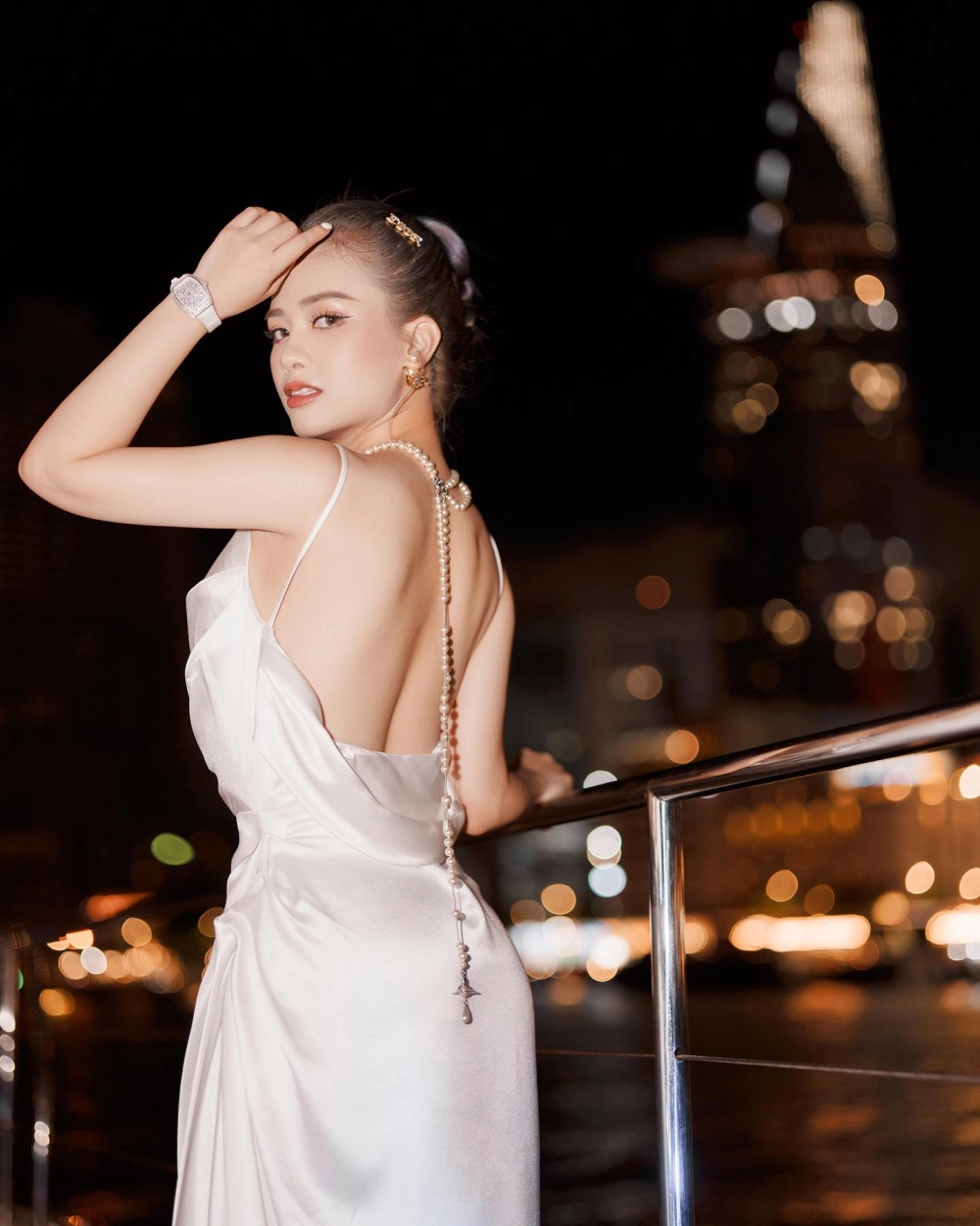 Dù chỉ là Dương Hoàng Yến là một ca khúc ngọt ngào, nói về tình yêu và sự hy sinh
