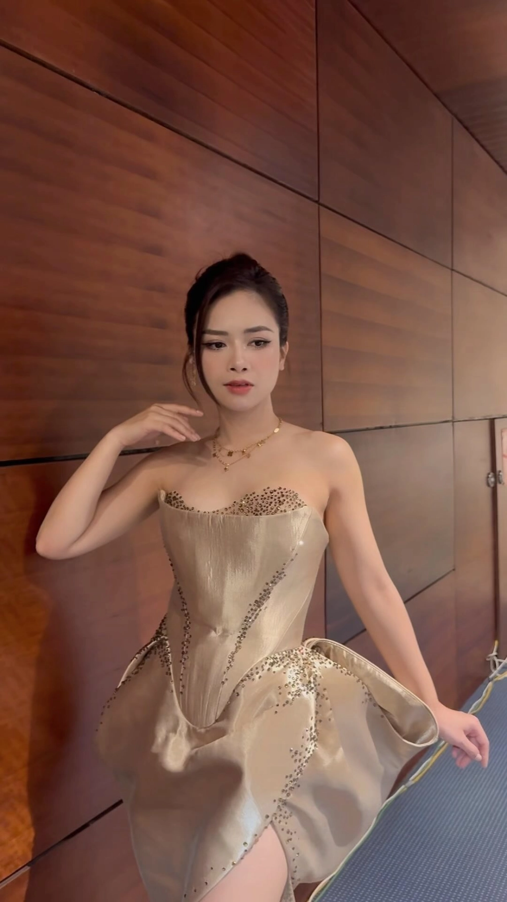 Ca sĩ Dương Hoàng Yến sinh năm 1985, cô đã ghi dấu ấn trong nhiều thể loại âm nhạc