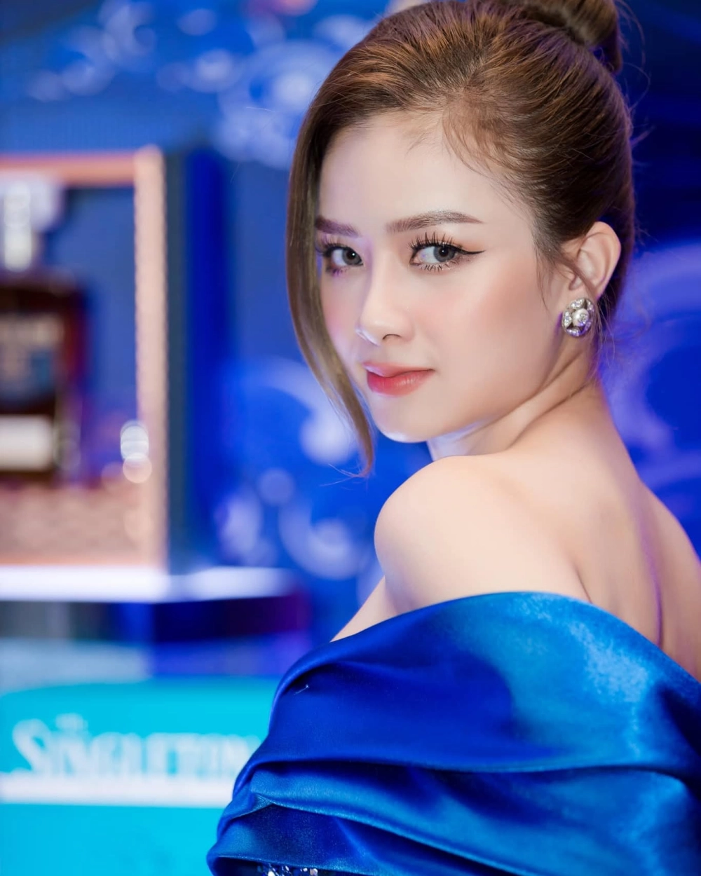 Nữ Nhi Tình Dương Hoàng Yến là một bài hát đầy cảm xúc và đẹp đẽ về tình yêu và tuổi trẻ
