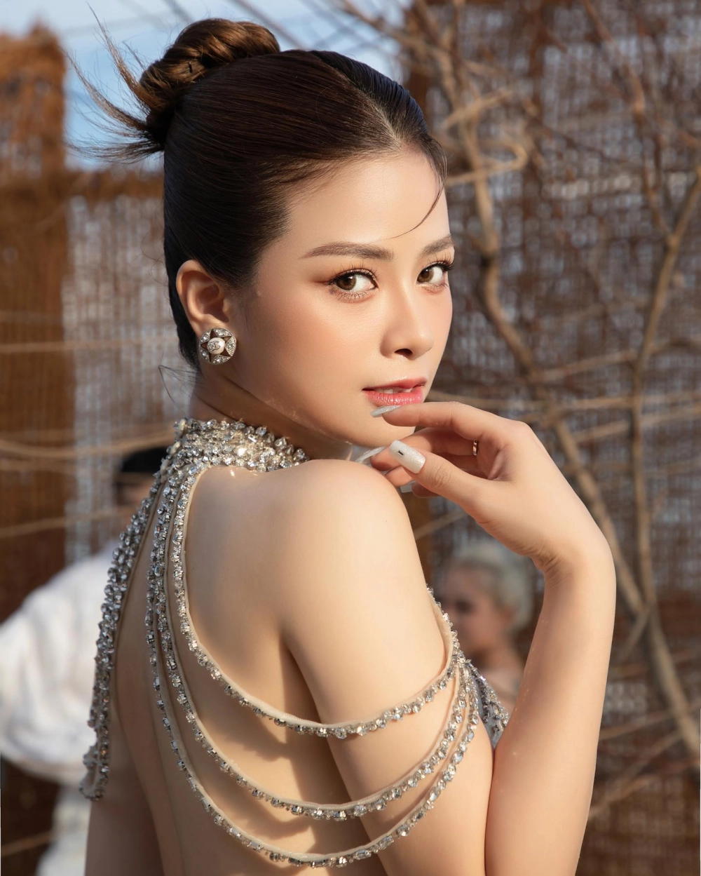 Anh Thơ Dương Hoàng Yến là một ca khúc tình yêu nhẹ nhàng nhưng đầy sự hy vọng