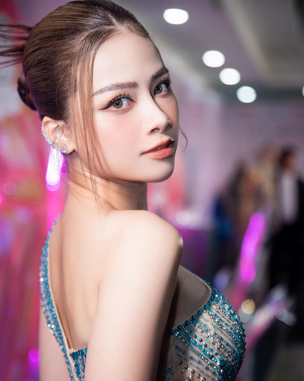 Chiếc Khăn Piêu Dương Hoàng Yến mang âm hưởng dân tộc sâu sắc với nét đặc trưng của miền núi
