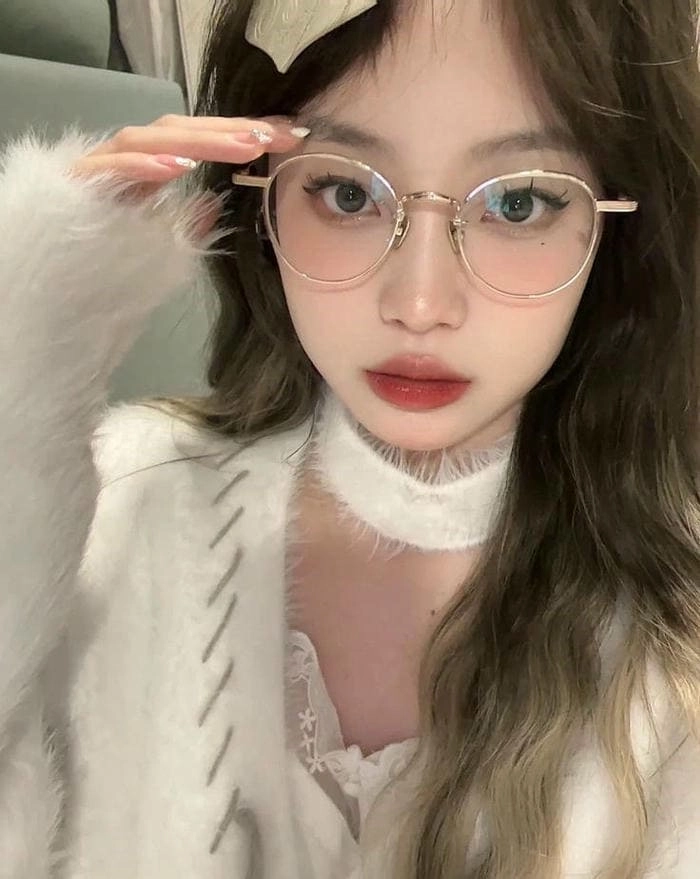 Hình ảnh cute gái thể hiện vẻ đẹp dễ thương và cuốn hút