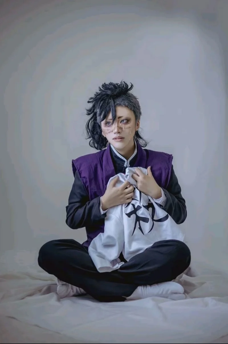 Genya Shinazugawa cosplay đầy khí chất khiến fan không rời mắt
