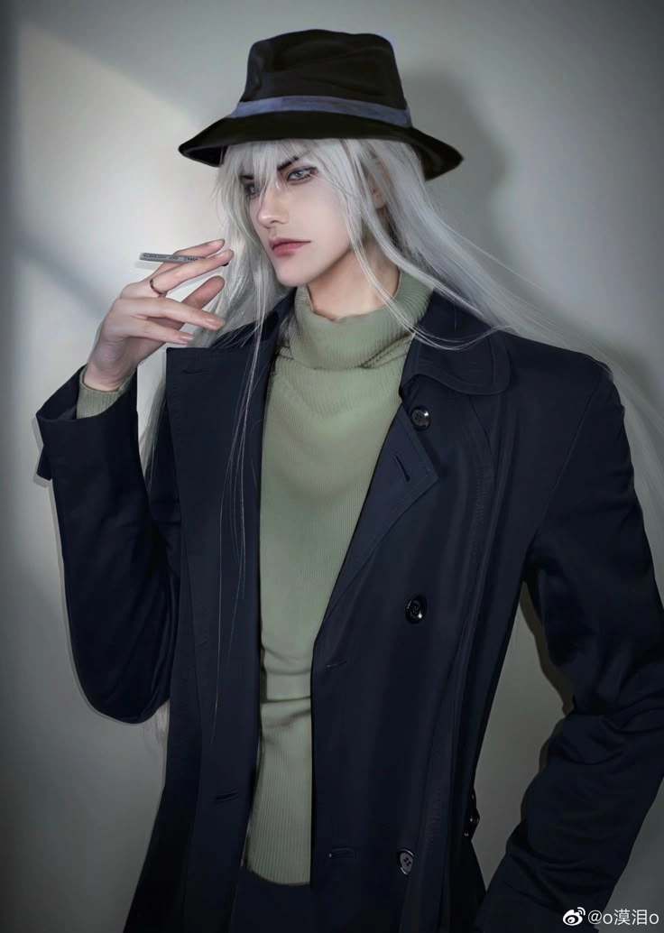 Cosplay Gin Conan thu hút sự chú ý bởi phong cách lạnh lùng