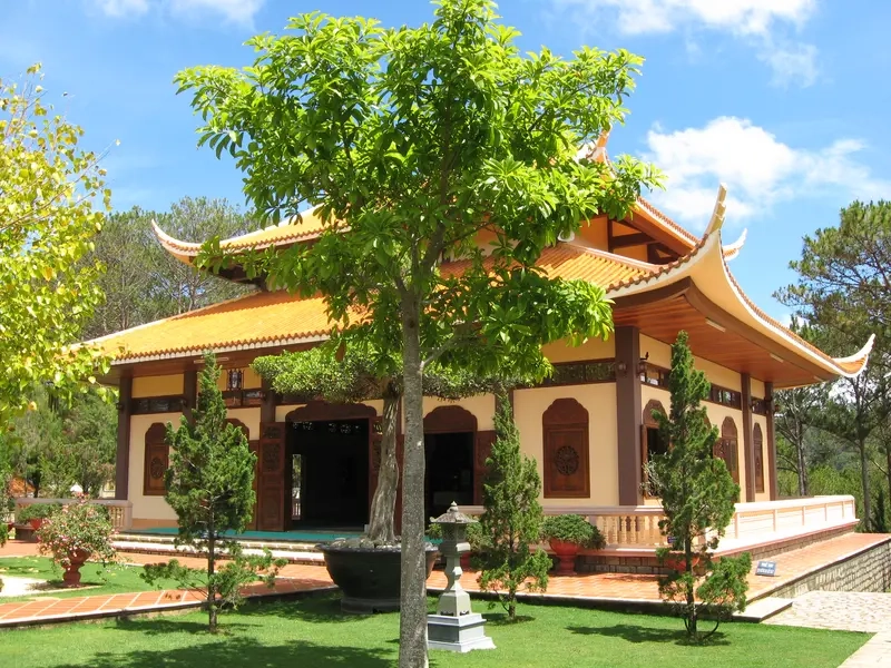 Bình yên tại chùa thiền viện trúc lâm đà lạt giữa rừng thông xanh