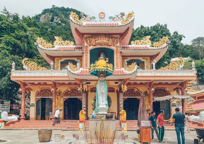 Chùa bà đen tây ninh nổi bật với khung cảnh hùng vĩ và linh thiêng.