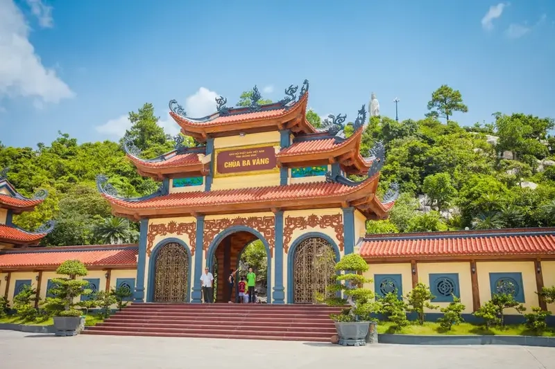 Ngôi chùa Ba Vàng nổi bật với kiến trúc độc đáo và không gian thanh tịnh