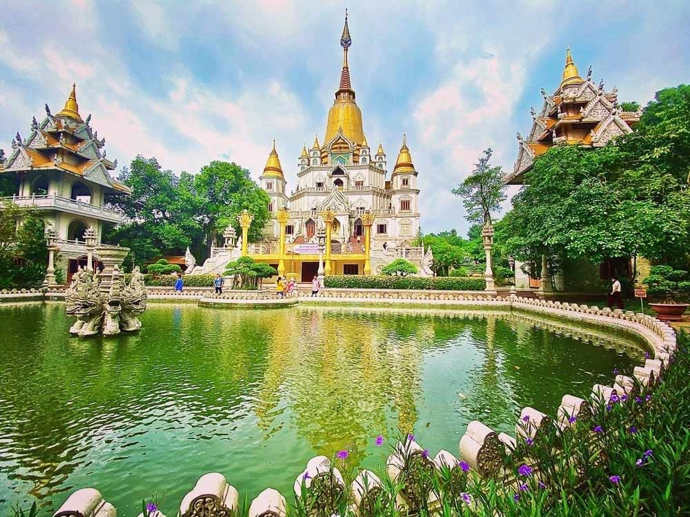 Chùa bửu long quận 9 nổi bật với kiến trúc cổ kính và không gian thanh tịnh.