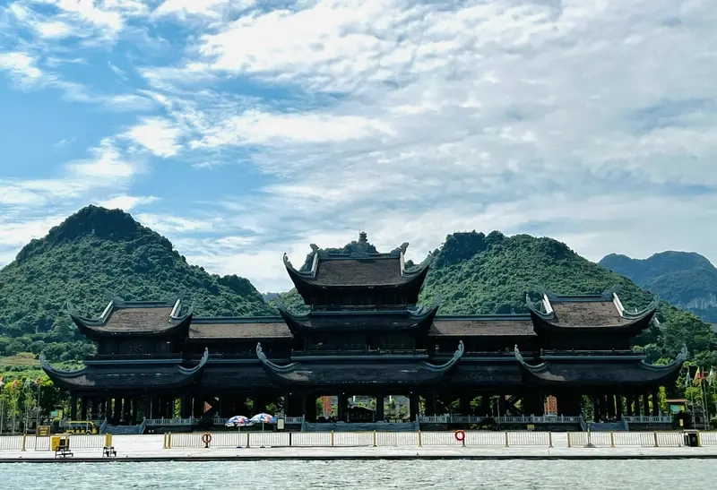 Chùa Tam Chúc Kim Bảng Hà Nam nổi bật với kiến trúc hoành tráng và cảnh quan thiên nhiên tuyệt đẹp
