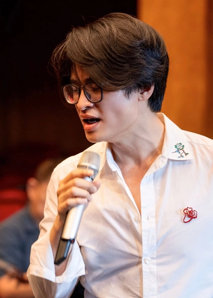 Khán giả bùng cháy cảm xúc tại show hà anh tuấn