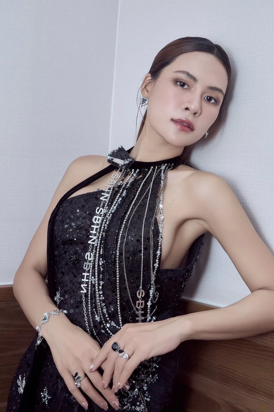 Từng câu hát da diết trong lời bài Hà Nhi dĩ vãng nhạt nhòa