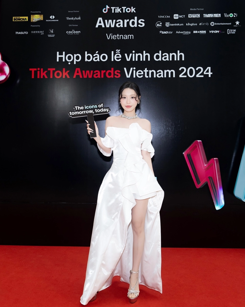 Tổng hợp hình ảnh về Han Sara nhạc đình đám