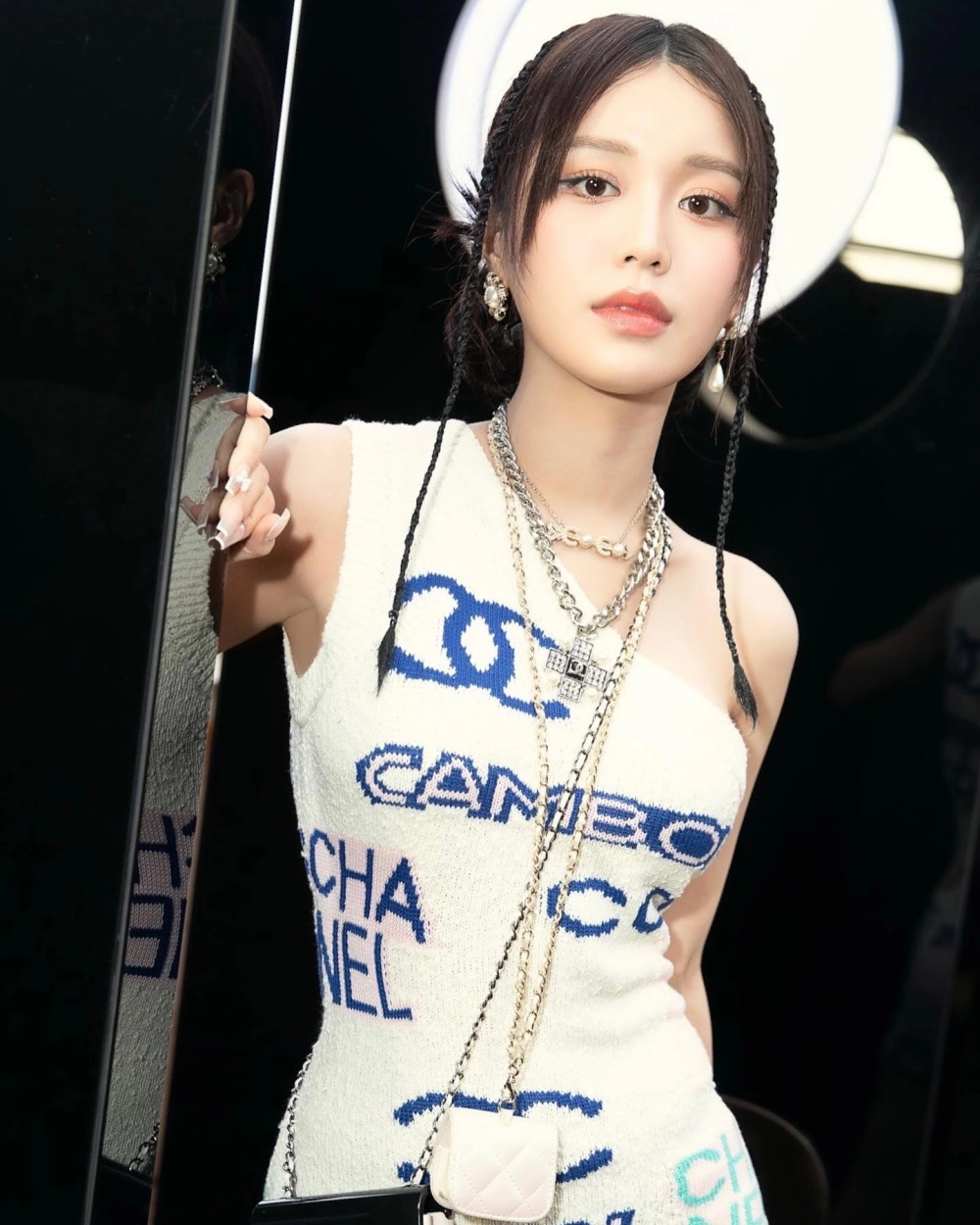 Góc chụp đẹp tôn lên Han Sara eo quyến rũ