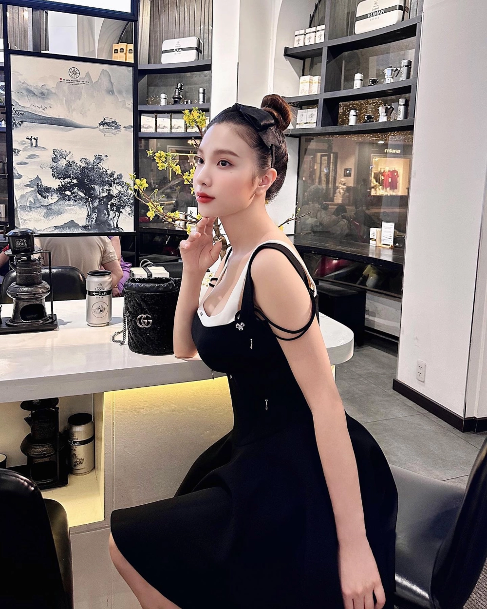 Hạnh sino phẫu thuật thẩm mỹ gây tranh cãi nhưng vẫn giữ nét quyến rũ