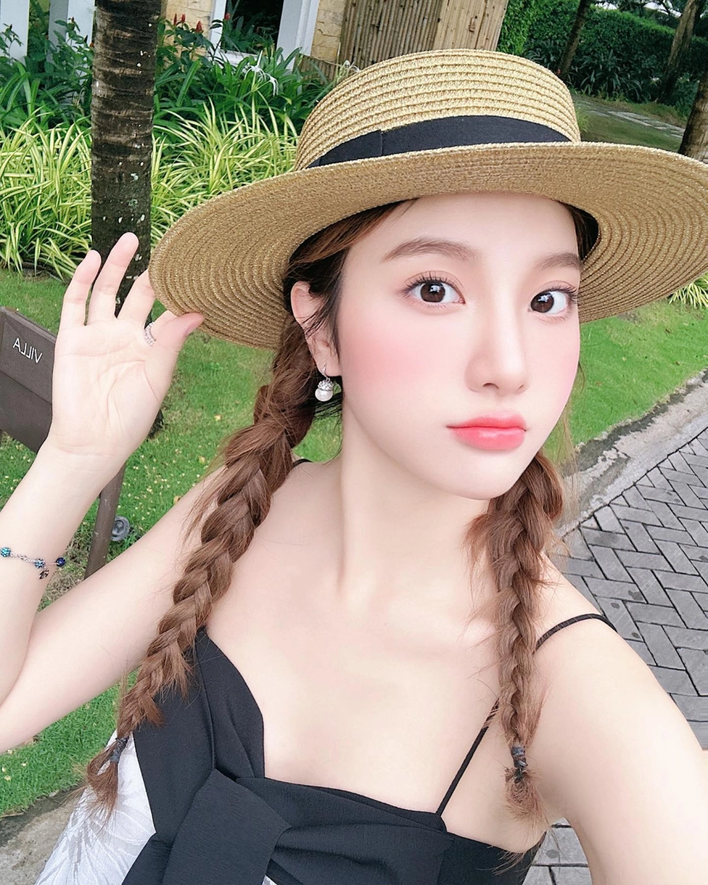 Anh nhớ em hạnh sino nhẹ nhàng mà sâu lắng, lay động người nghe