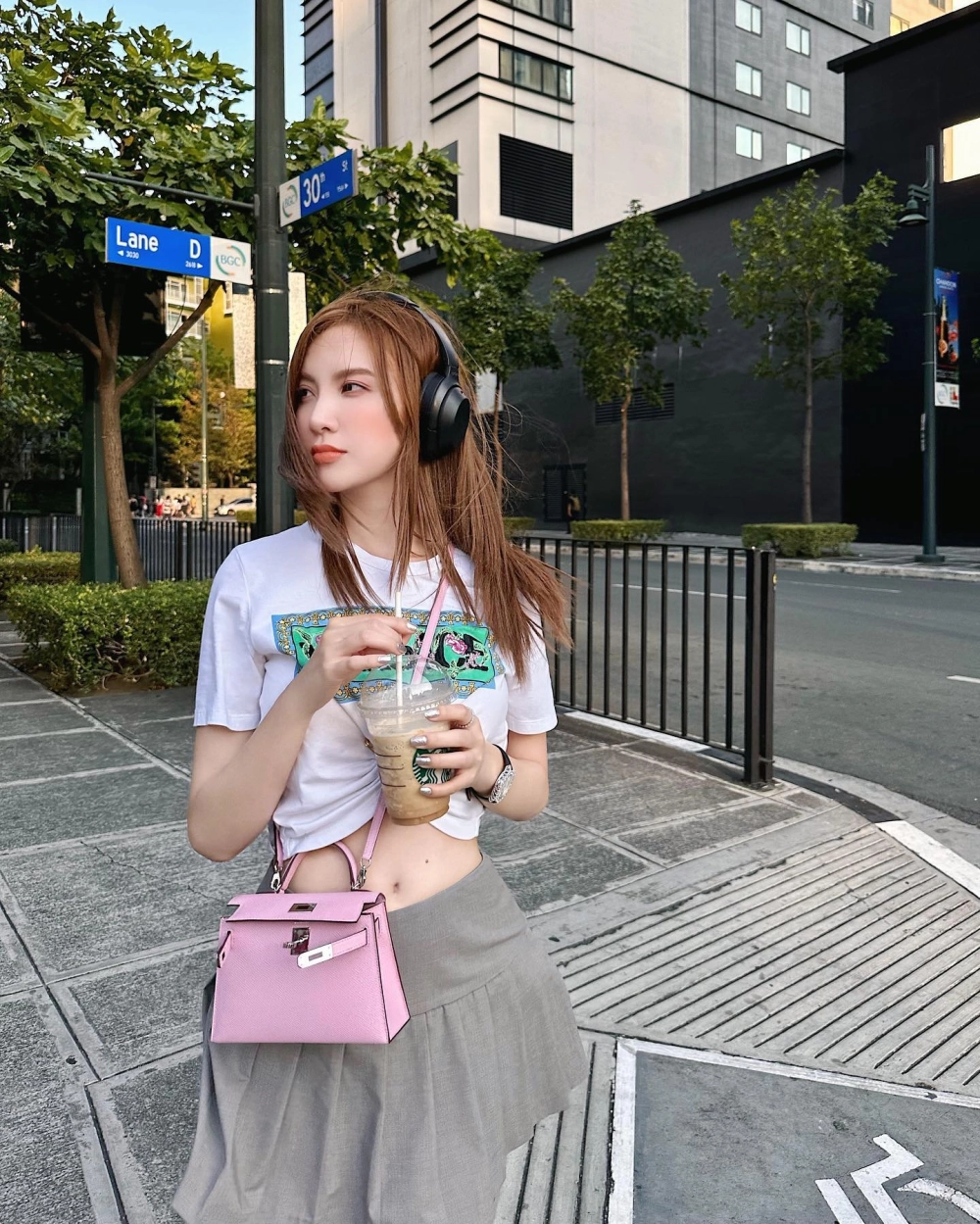 Ca sĩ hạnh sino tỏa sáng với phong cách riêng biệt và cá tính