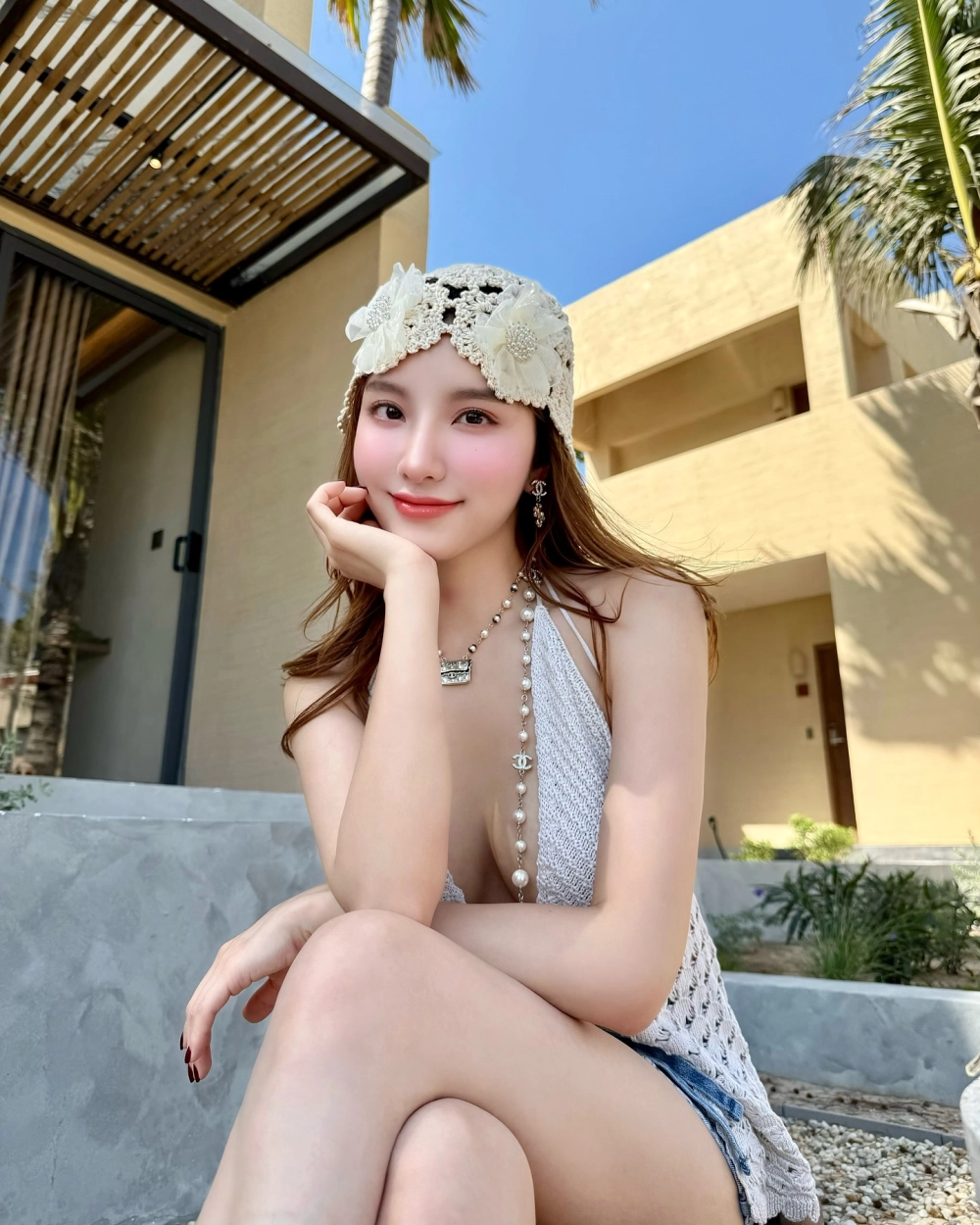 Tiểu sử về Hạnh Sino