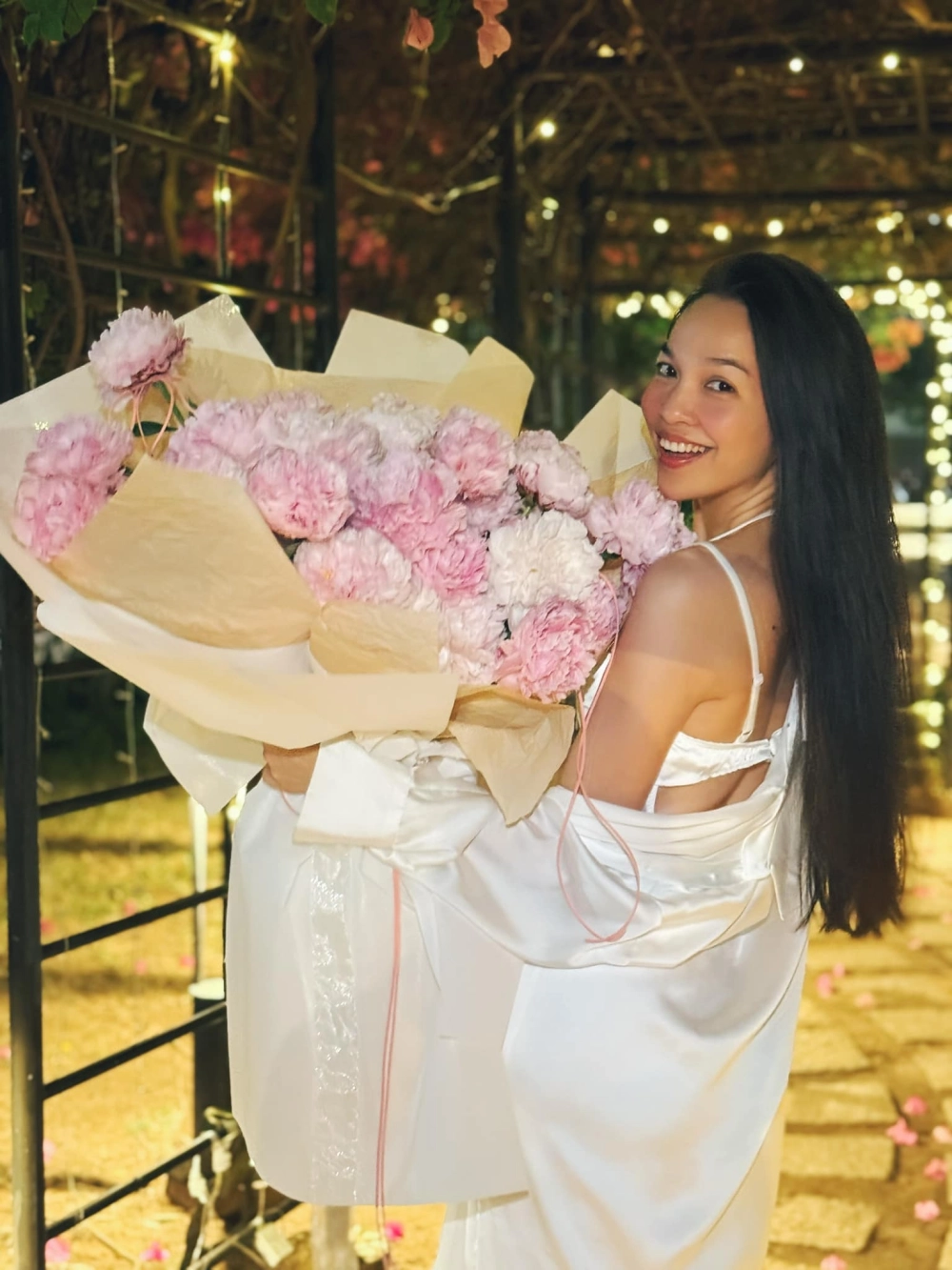 Con Nợ Mẹ là bài hát của Hiền Thục thể hiện lòng biết ơn sâu sắc với mẹ