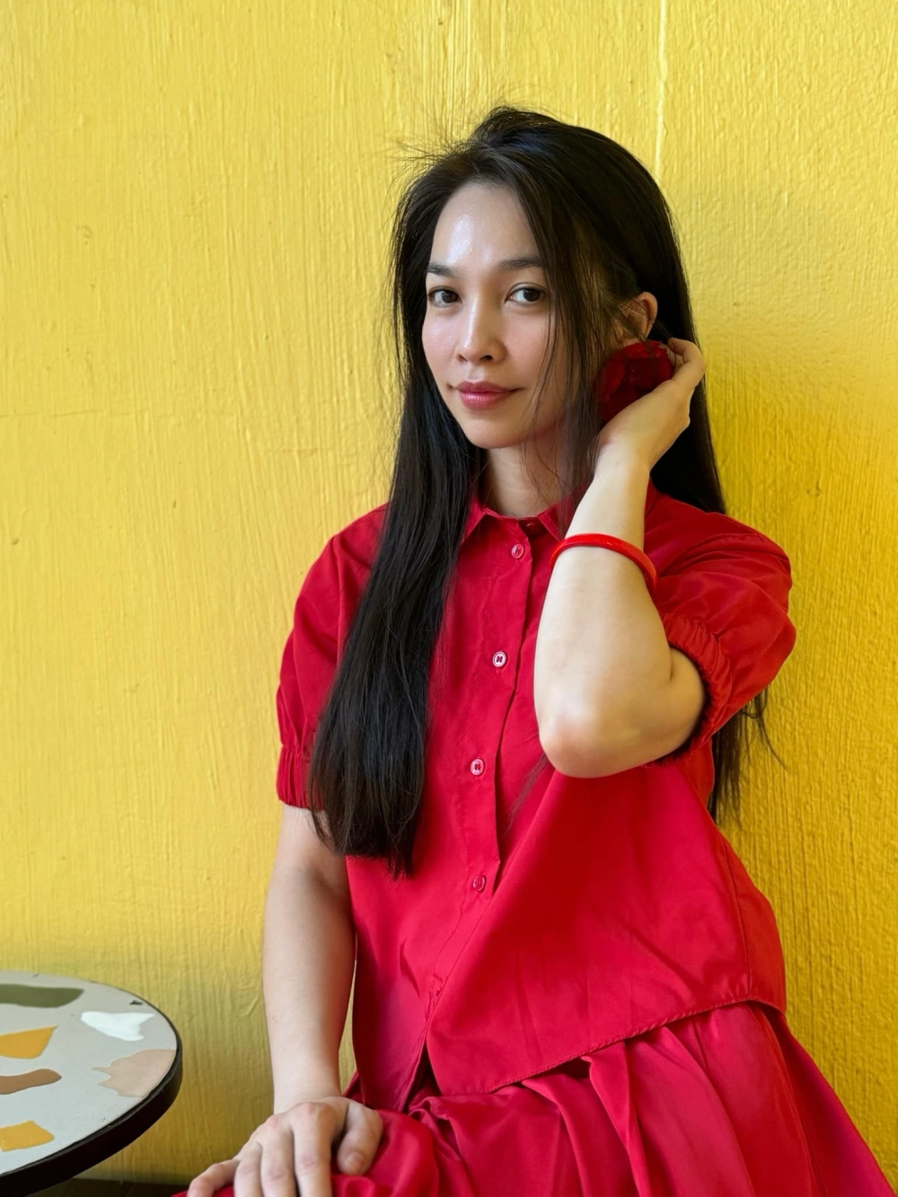 Con Nợ Mẹ là một bài hát đầy cảm xúc và kính trọng mẹ của Hiền Thục