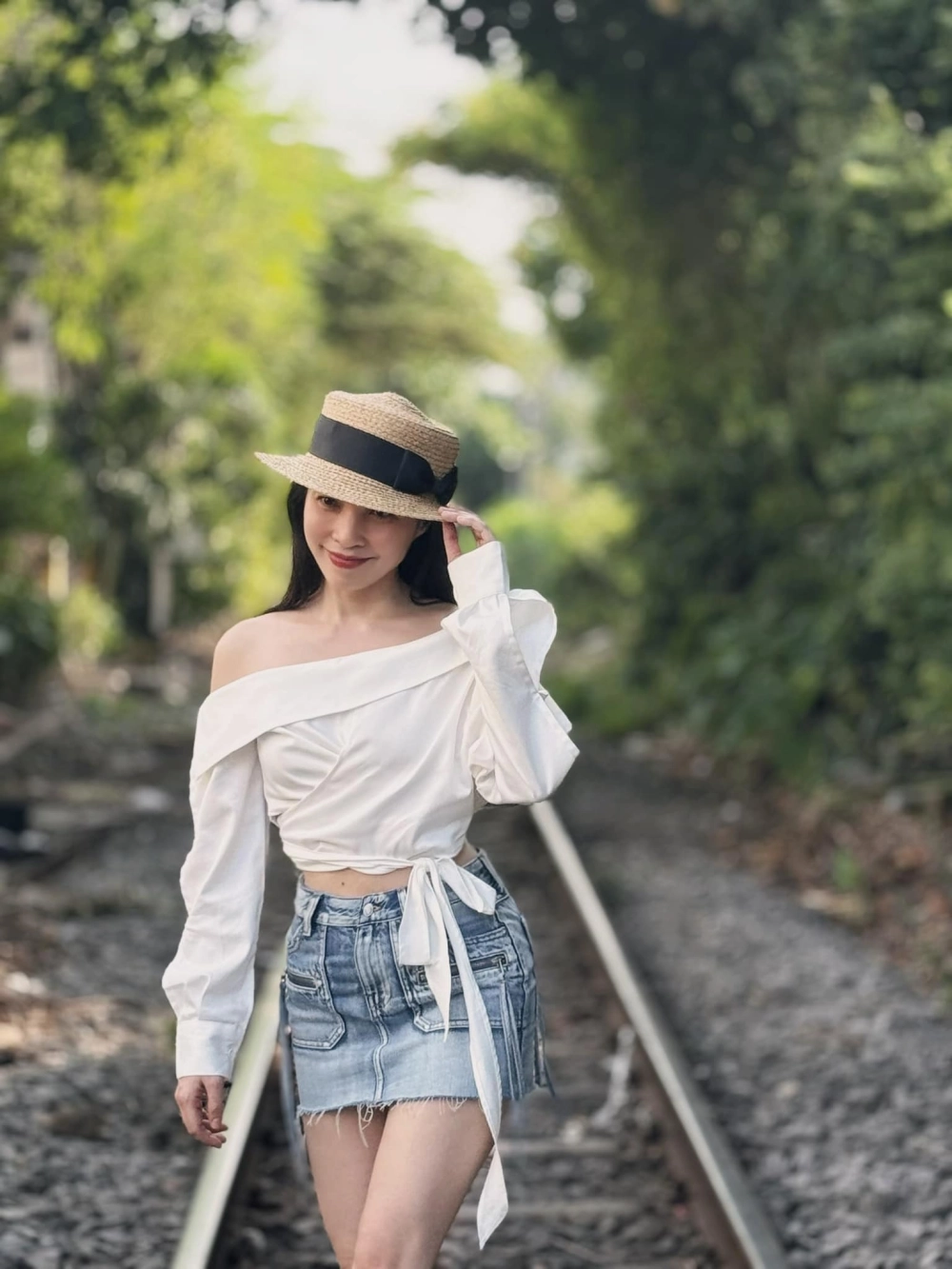 Họa Khúc Mỹ Nhân của Hiền Thục là ca khúc tuyệt vời về vẻ đẹp và tài năng phụ nữ