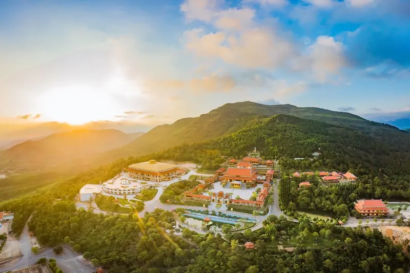 Chùa Ba Vàng là một địa điểm tâm linh nổi tiếng tại Quảng Ninh