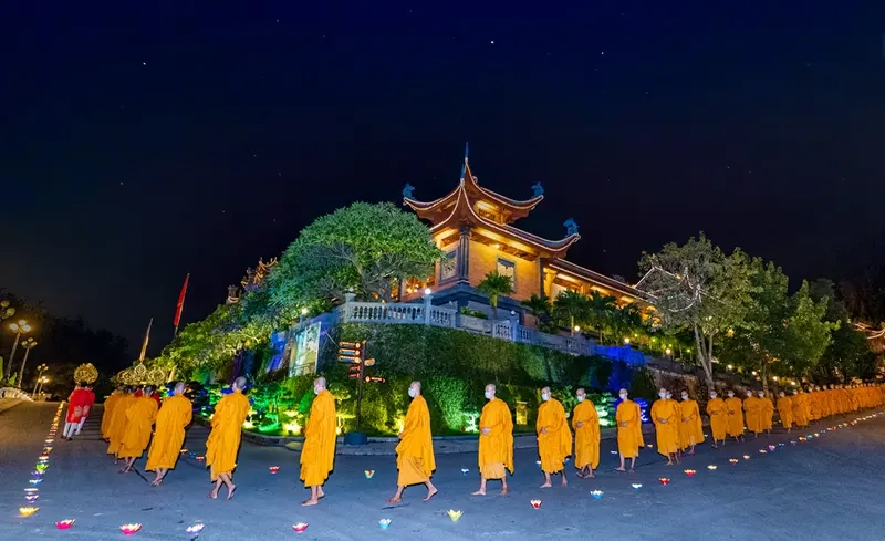 Cảnh chùa Ba Vàng về đêm đẹp huyền bí với ánh sáng lung linh