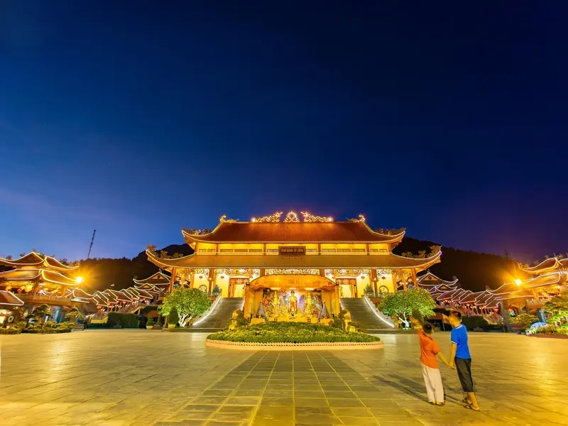 Chùa 3 Vàng nổi tiếng với không gian tâm linh và phong cảnh hữu tình