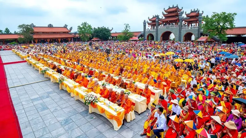 Chùa Ba Vàng lễ Phật Đản diễn ra long trọng, thu hút hàng ngàn Phật tử tham dự