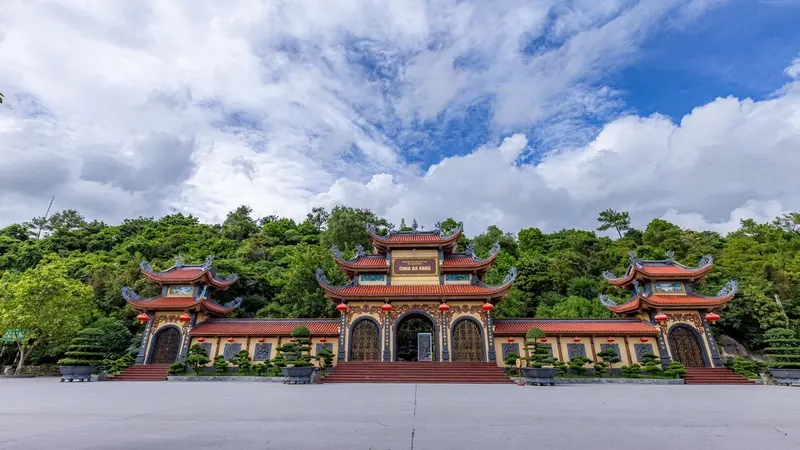 Hình ảnh của chùa Ba Vàng ghi lại những khoảnh khắc tuyệt vời tại ngôi chùa linh thiêng