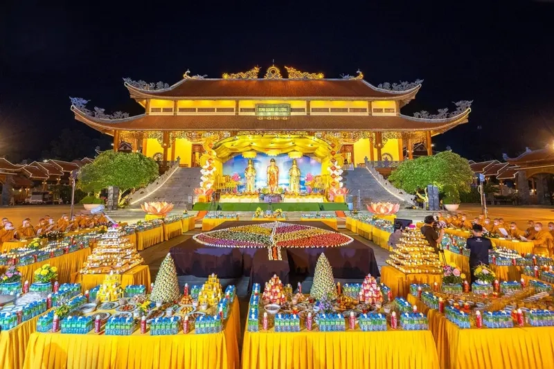 Chùa Ba Vàng về đêm lung linh ánh sáng, tạo không gian yên bình