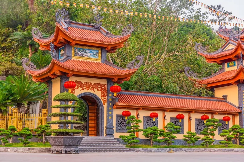 Du lịch chùa Ba Vàng là hành trình khám phá không gian tâm linh yên bình