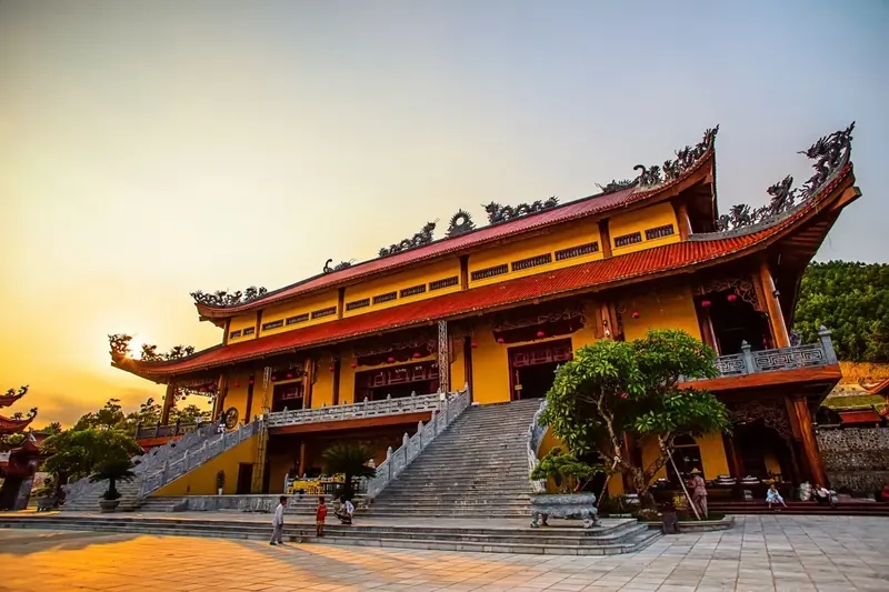 Hình ảnh chùa Ba Vàng phản ánh sự hùng vĩ và vẻ đẹp thanh tịnh của ngôi chùa