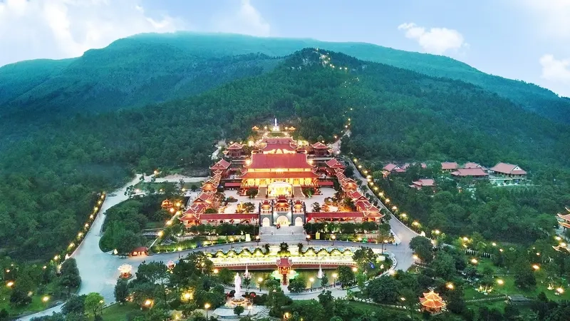 Cảnh đẹp chùa Ba Vàng là sự kết hợp giữa thiên nhiên và kiến trúc Phật giáo