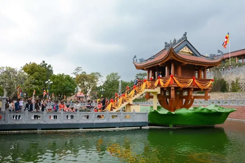 Ảnh Phật chùa Ba Vàng là hình ảnh tôn kính và tâm linh của Phật giáo