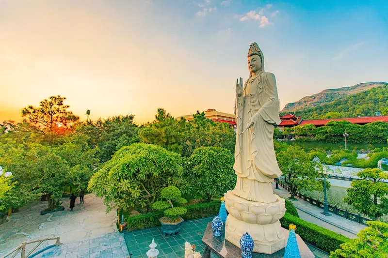 Ảnh chùa Ba Vàng mang đến vẻ đẹp thanh tịnh và yên bình