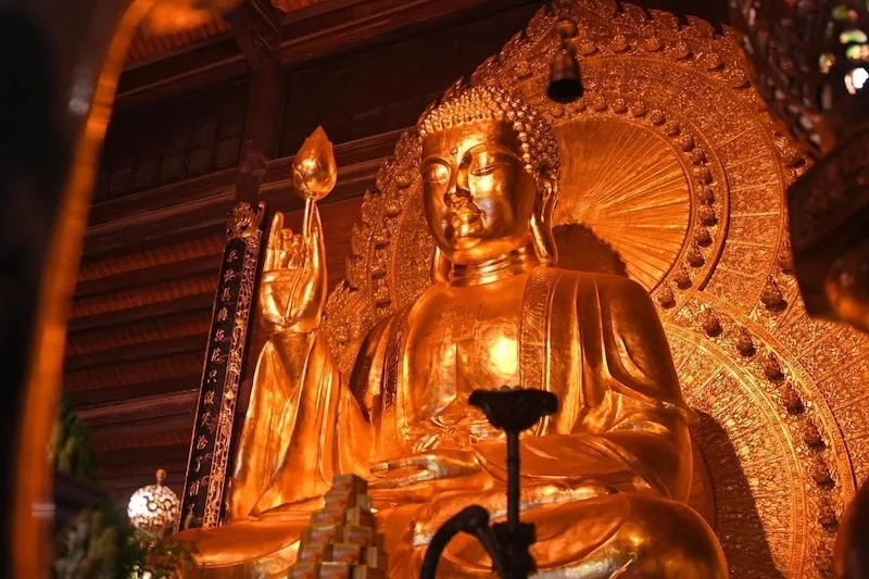 Tượng Phật dát vàng chùa Bái Đính tỏa sáng giữa không gian linh thiêng
