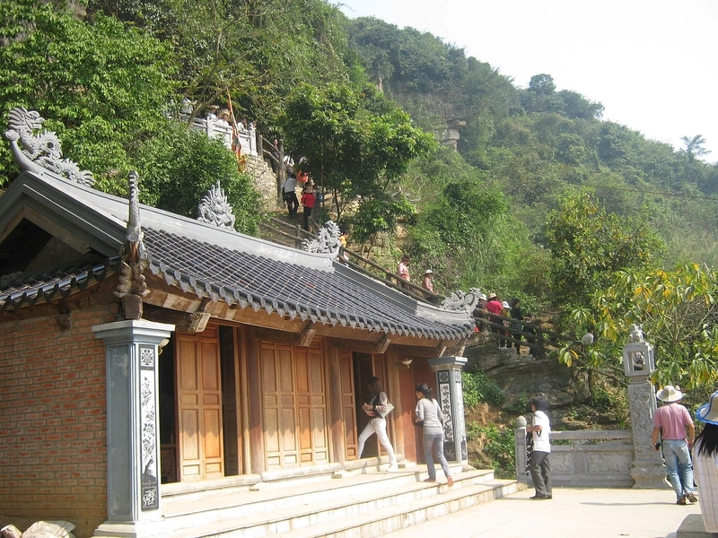 Chùa cổ Tràng An là điểm đến linh thiêng bên dòng sông