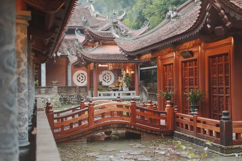 Giới trẻ yêu thích check in địa tạng phi lai tự với khung cảnh nên thơ.
